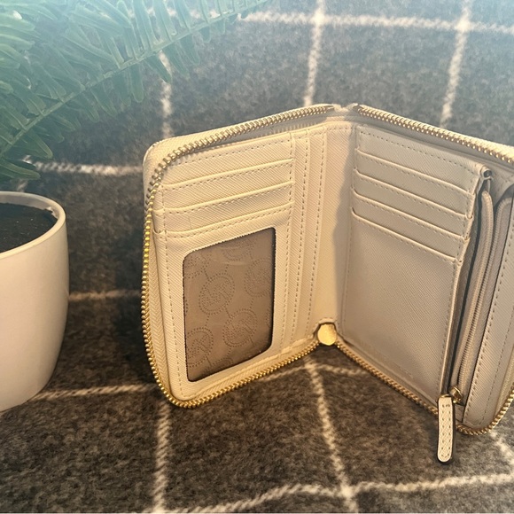 Michael Kors Wallet - Picture 6 of 6